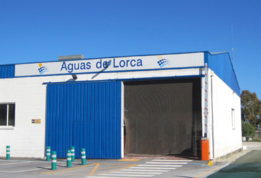 Entrada al almacén de Aguas de Lorca en un día soleado